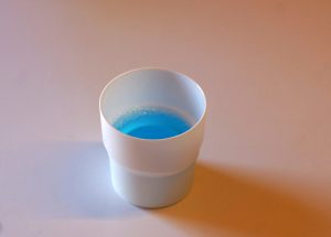 Colgate Plax Cool Mint Mundspülung befüllter Deckel
