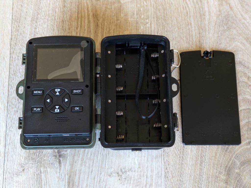 Coolife H881 Wildkamera mit geöffneten Batteriefach