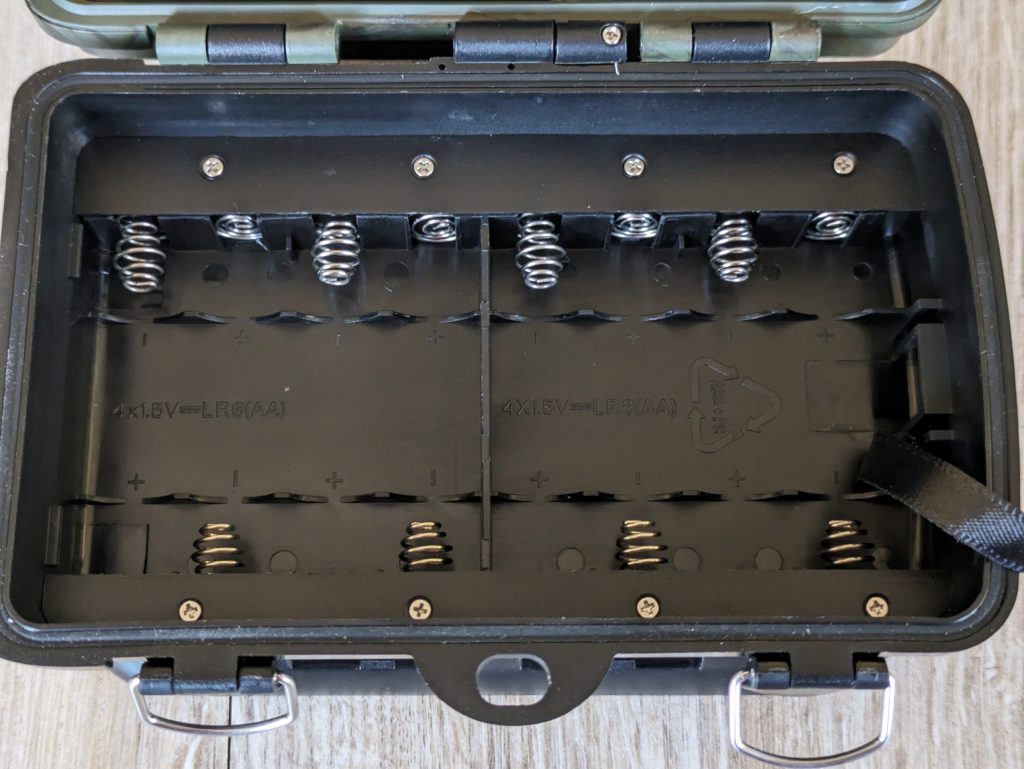 Coolife H881 Wildkamera mit geöffneten Batteriefach aus der Nahansicht