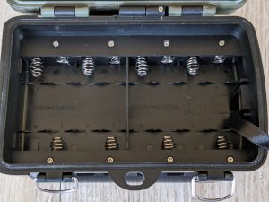 Coolife H881 Wildkamera mit geöffneten Batteriefach aus der Nahansicht