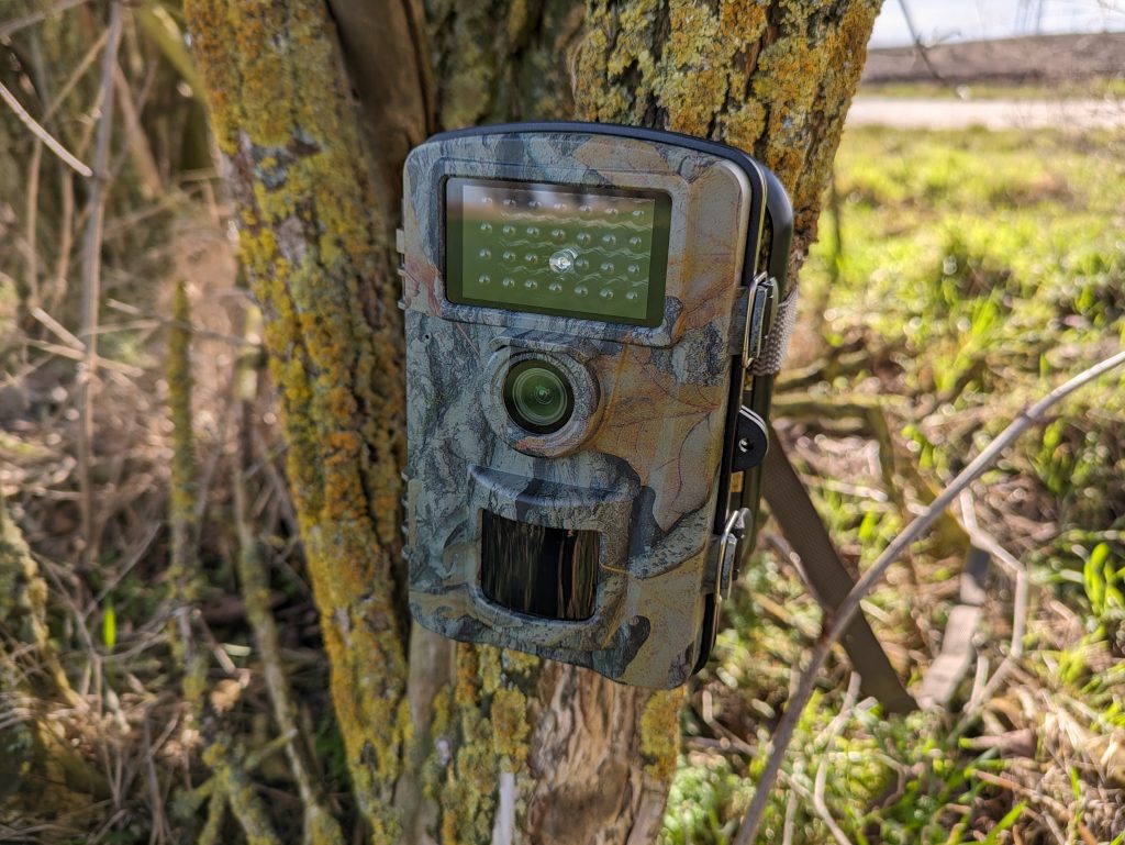Coolife PH700A Wildkamera an einem Baum befestigt