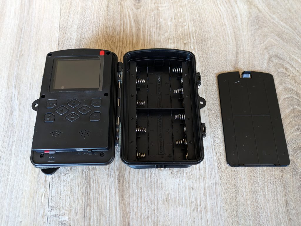 Coolife PH700A Wildkamera mit geöffneten Batteriefach