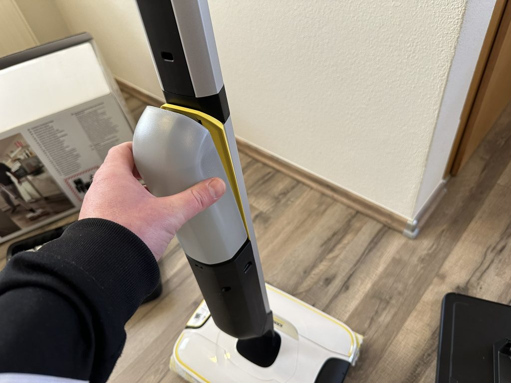 Eingesteckter Tank des Kärcher FC7 Cordless Extra Hartbodenreinigers