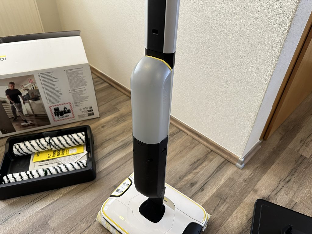 Eingesteckter Tank des Kärcher FC7 Cordless Extra Hartbodenreinigers, zweites Bild