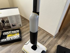 Eingesteckter Tank des Kärcher FC7 Cordless Extra Hartbodenreinigers, zweites Bild