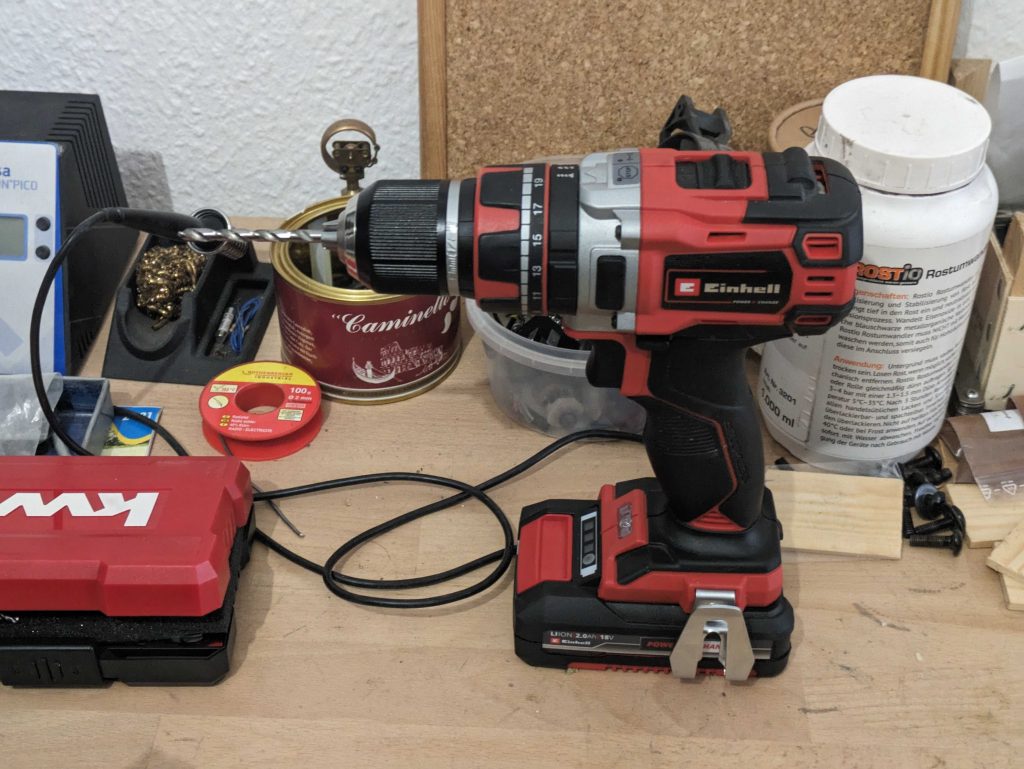 Einhell TP-CD 1850 Li-i BL Akkuschrauber auf der Werkbank
