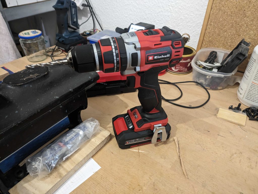 Einhell TP-CD 1850 Li-i BL Akkuschrauber neben dem Schraubstock