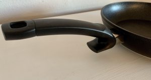 Fissler adamant® classic Plus beschichtete Pfanne Nahaufnahme Griff von der Seite