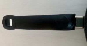 Fissler adamant® classic Plus beschichtete Pfanne Nahaufnahme Griff von oben