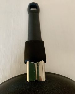 Fissler adamant® classic Plus beschichtete Pfanne Nahaufnahme Griff von unten