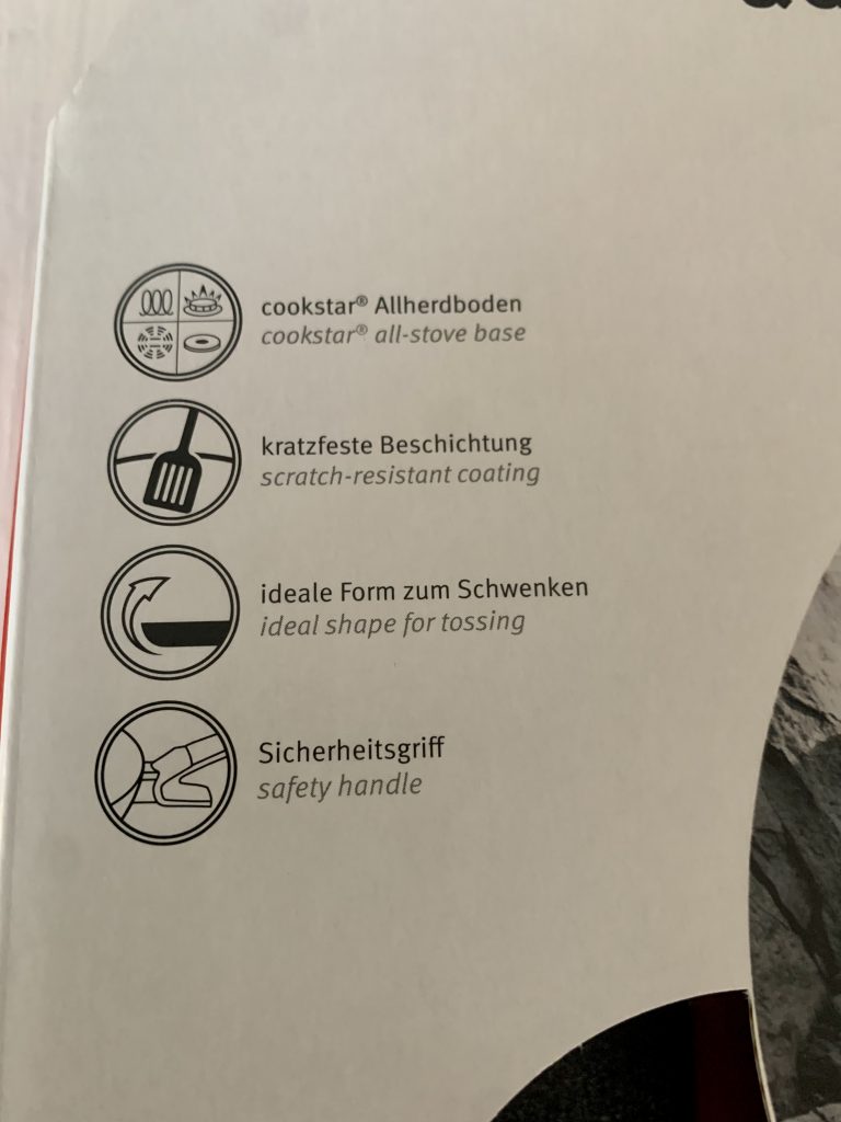 Fissler adamant® classic Plus beschichtete Pfanne Nahaufnahme Produktinofrmationen Karton Vorderseite