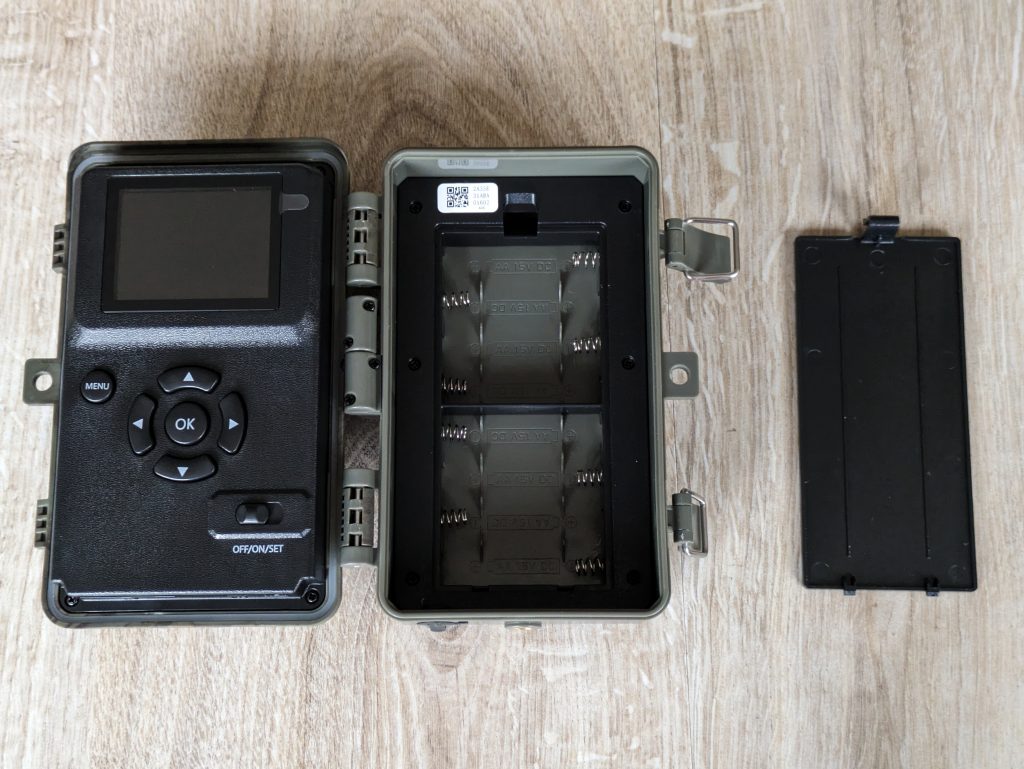 GardePro A3S Wildkamera mit geöffneten Batteriefach