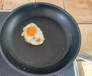 GastroSUS Industar Diamas Pro beschichtete Pfanne beim Braten eines Spiegeleis