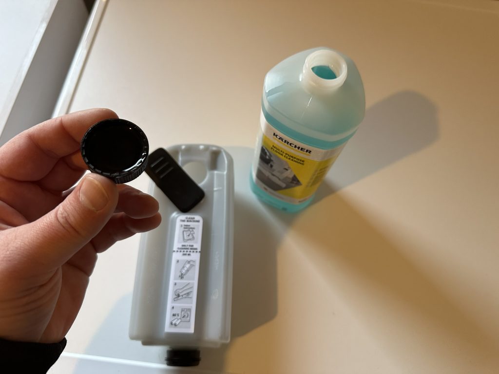 Gefüllte Kappe des Reinigungsmittels des Kärcher FC7 Cordless Extra Hartbodenreinigers