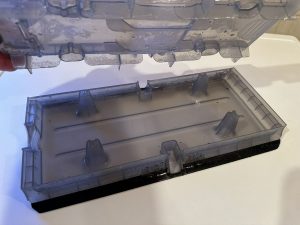 Gefüllter Wassertank des Kärcher FC7 Cordless Extra Hartbodenreinigers auf einer Waschmaschine