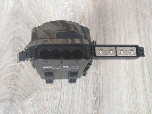 Geöffneter Batterieverschluss der iZEEKER iG200 Wildkamera