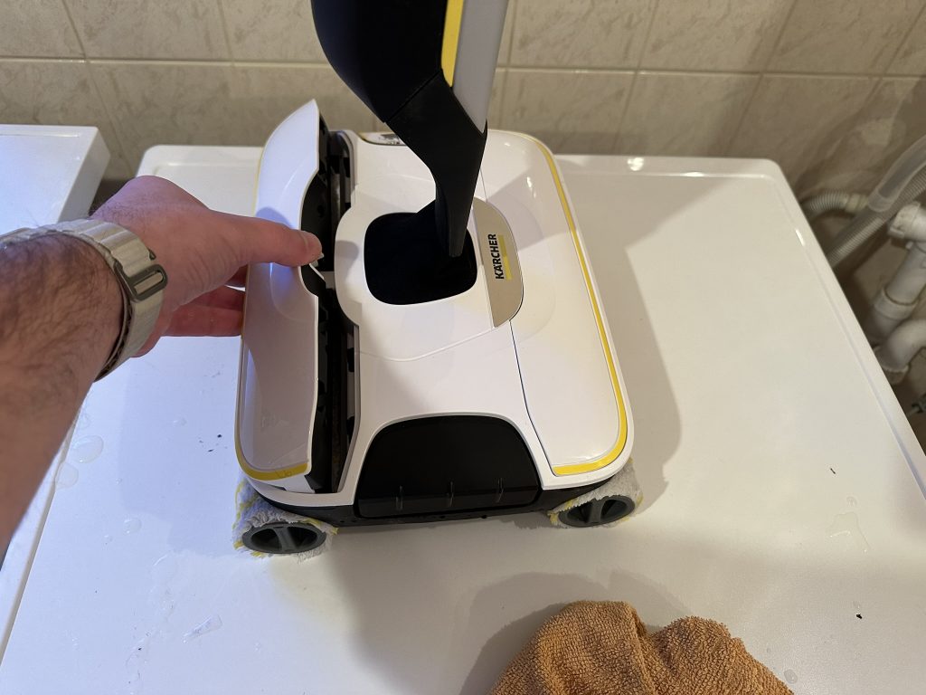 Geöffneter oberer Verschluss des Kärcher FC7 Cordless Extra Hartbodenreinigers von oben