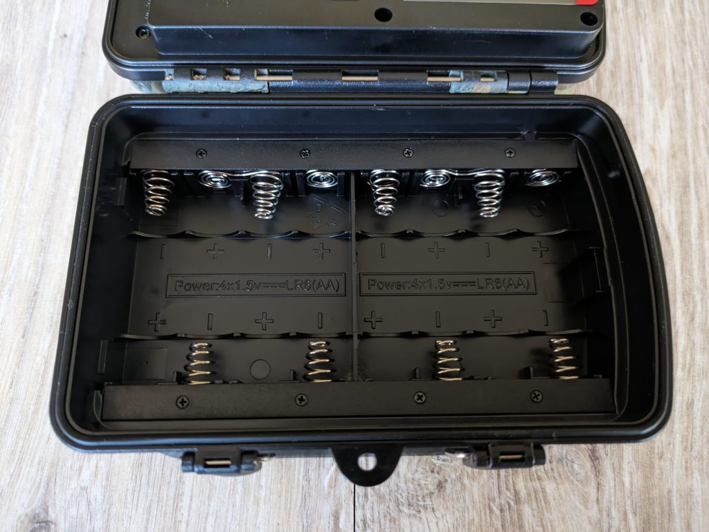 Geöffnetes Batteriefach der Coolife PH700A Wildkamera in der Nahansicht