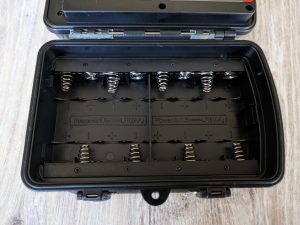 Geöffnetes Batteriefach der Coolife PH700A Wildkamera in der Nahansicht