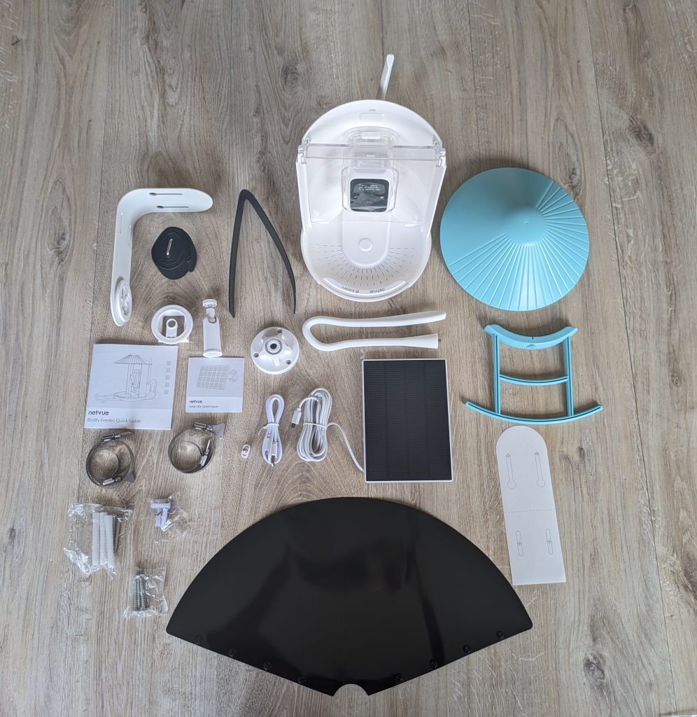 Gesamter Lieferumfang der NETVUE Birdfy Wildkamera