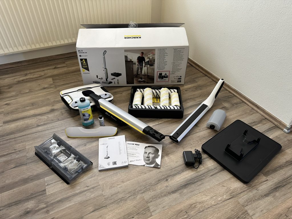 Gesamter Lieferumfang des Kärcher FC7 Cordless Extra Hartbodenreinigers