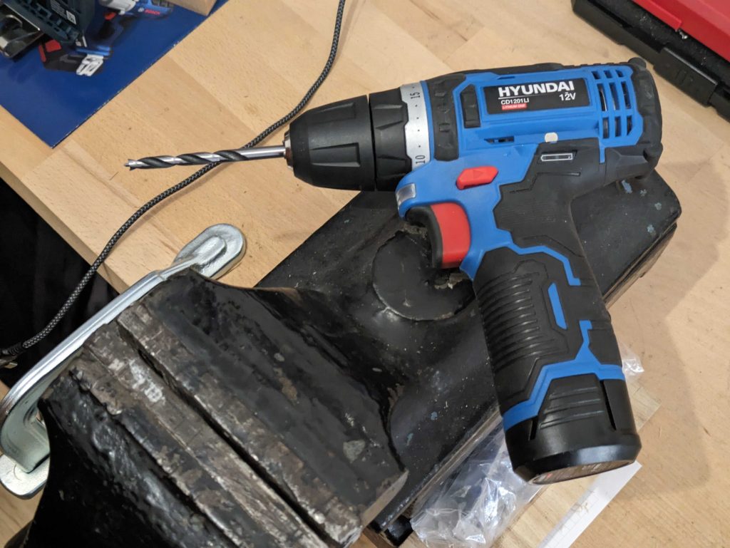 HYUNDAI CD1201LI Akkuschrauber auf dem Schraubstock