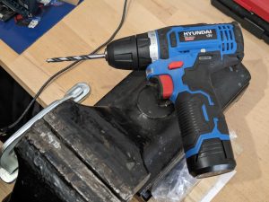 HYUNDAI CD1201LI Akkuschrauber auf dem Schraubstock