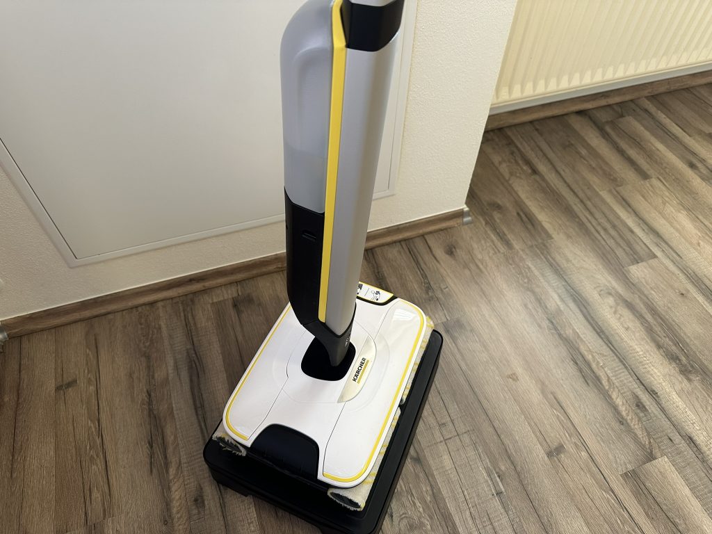 Kärcher FC7 Cordless Extra Hartbodenreiniger auf der Ladestation von der Seite