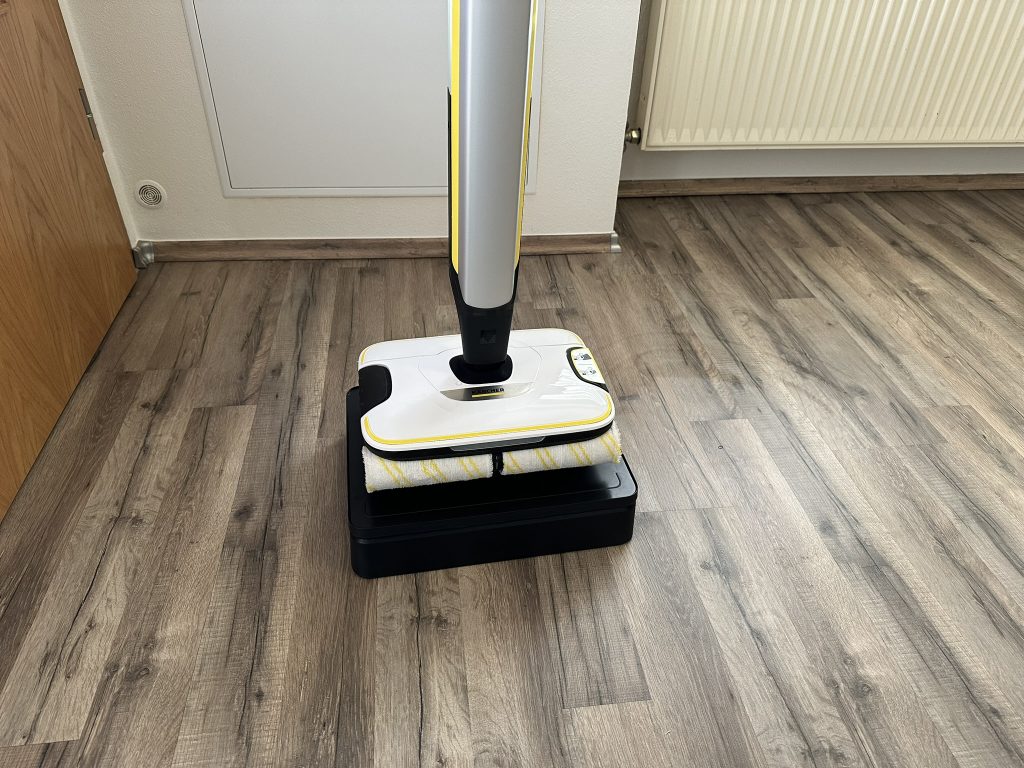 Kärcher FC7 Cordless Extra Hartbodenreiniger auf der Station von vorne