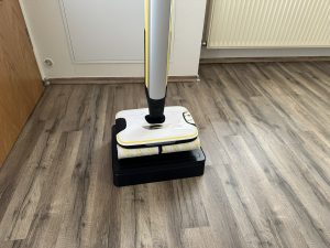 Kärcher FC7 Cordless Extra Hartbodenreiniger auf der Station von vorne