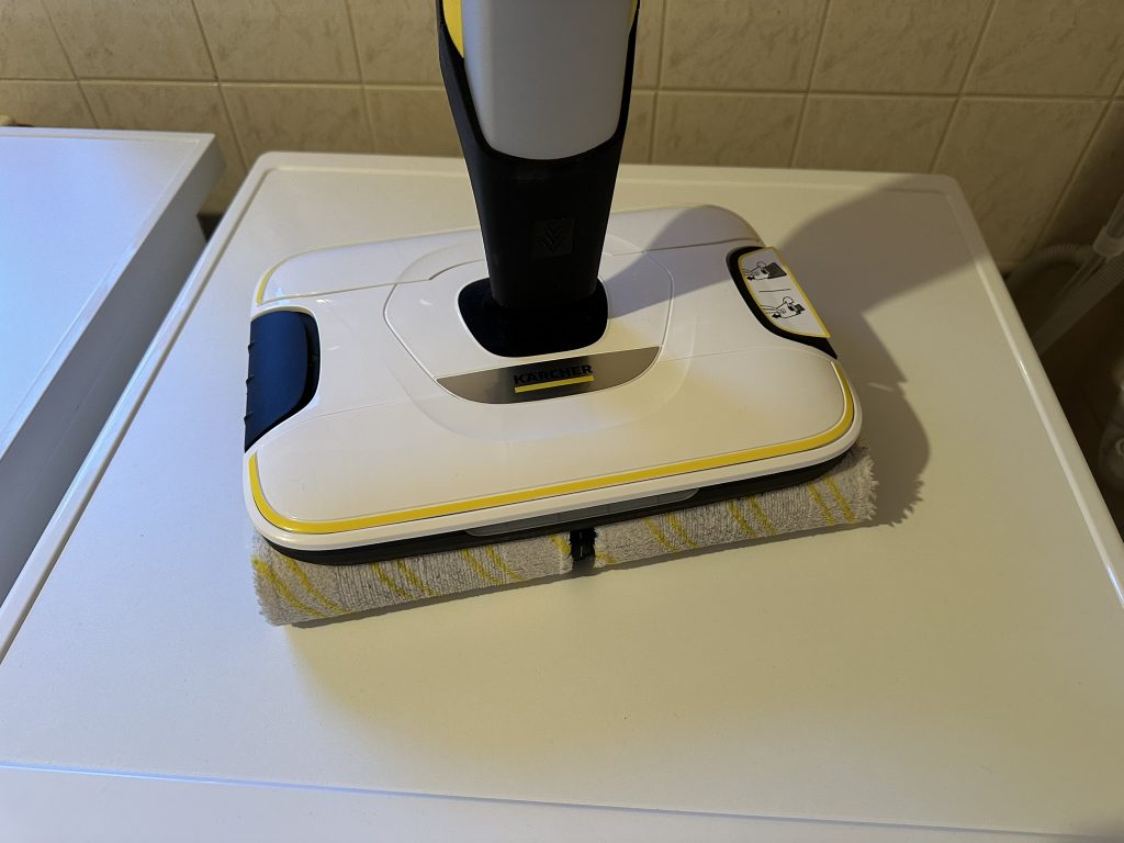 Kärcher FC7 Cordless Extra Hartbodenreiniger auf einer Waschmaschine