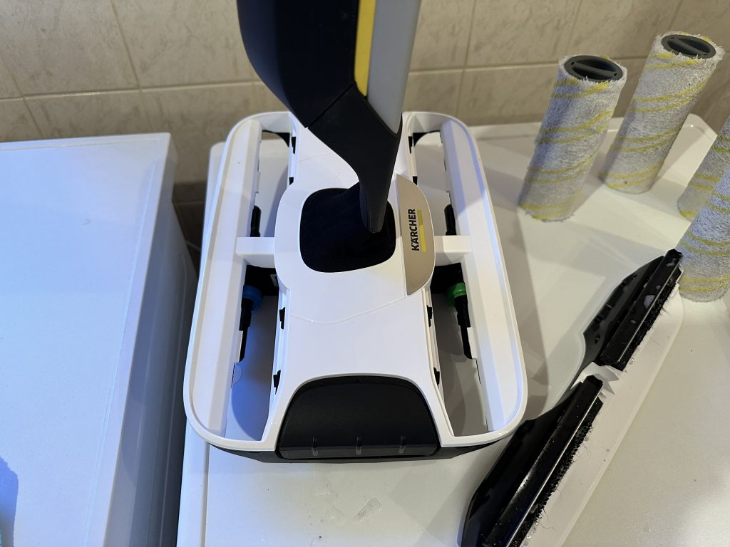 Kärcher FC7 Cordless Extra Hartbodenreiniger von oben auf einer Waschmaschine
