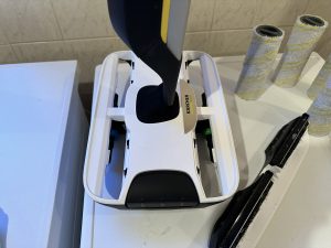 Kärcher FC7 Cordless Extra Hartbodenreiniger von oben auf einer Waschmaschine