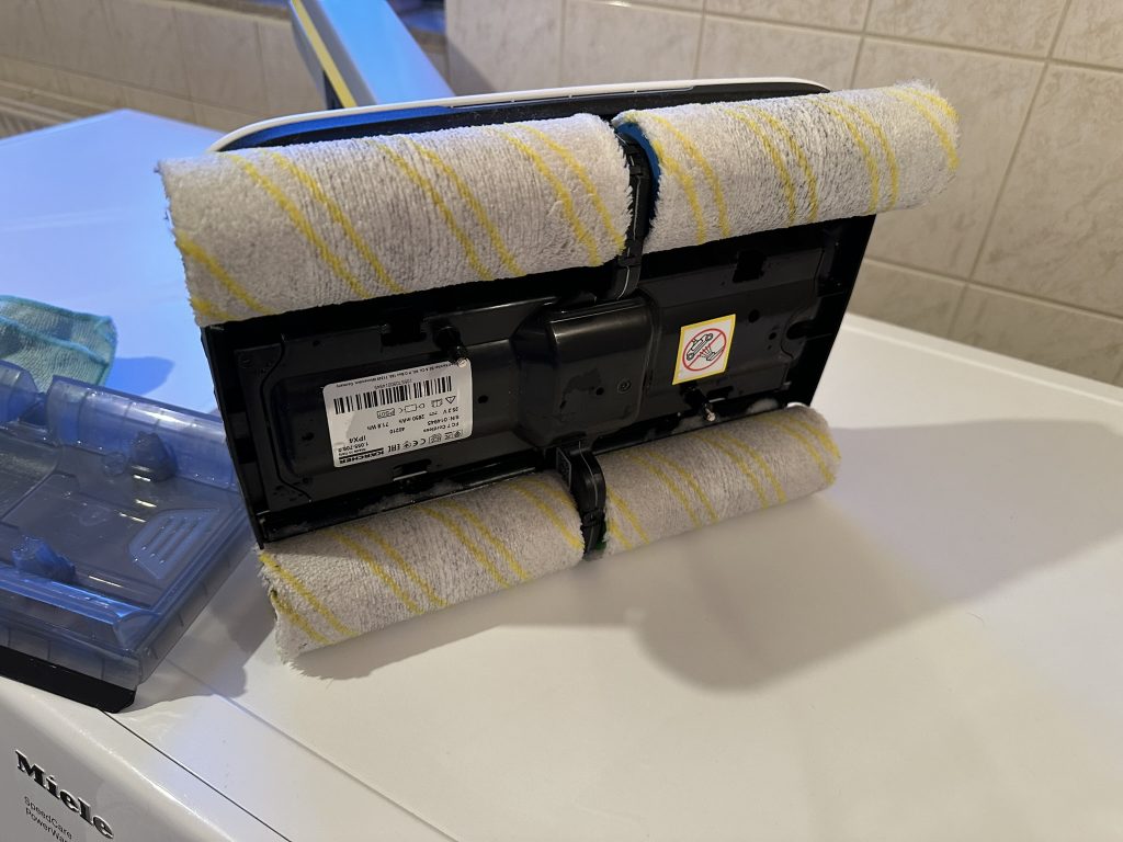 Kärcher FC7 Cordless Extra Hartbodenreiniger von unten auf einer Waschmaschine