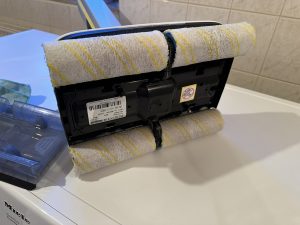 Kärcher FC7 Cordless Extra Hartbodenreiniger von unten auf einer Waschmaschine