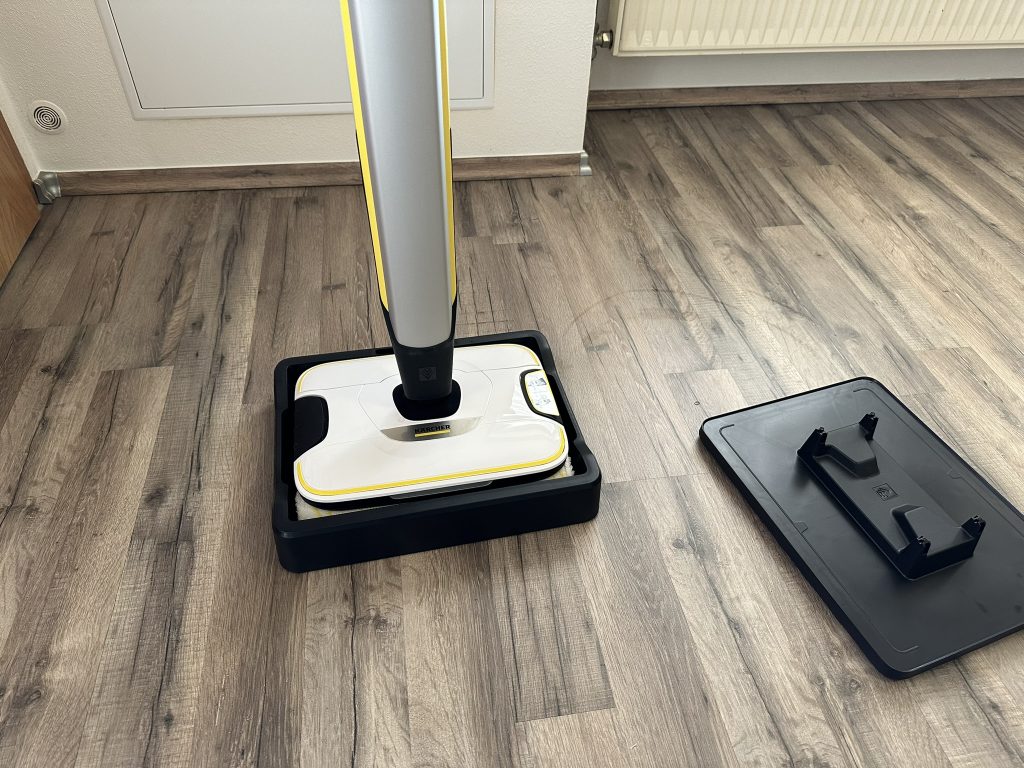 Kärcher FC7 Cordless Extra Hartbodenreiniger von vorne mit Stationen