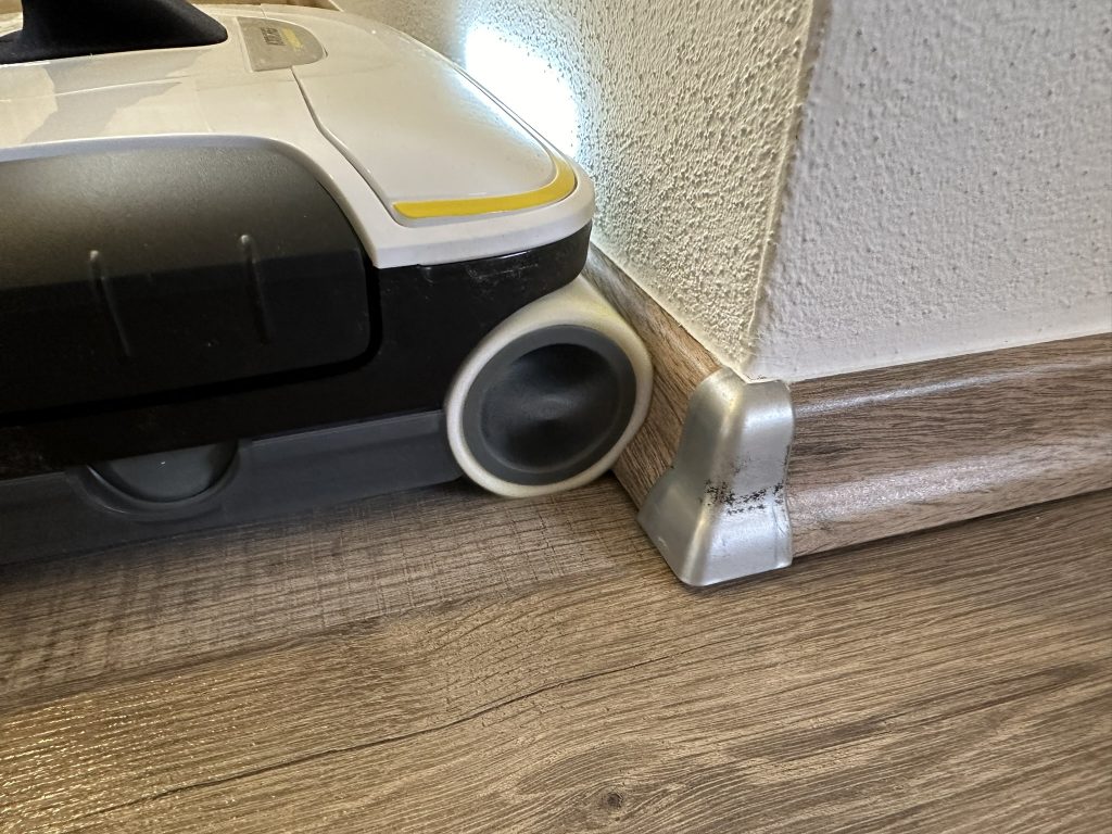 Kantenreinigung des Kärcher FC7 Cordless Extra Hartbodenreinigers in der Nahansicht