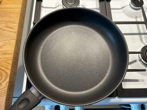 Klamer Profi Pfanne auf dem Herd