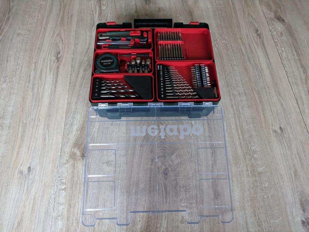 Koffer des Metabo BS 18 Akku-Bohrschrauber mit geöffnetem Teilbereich
