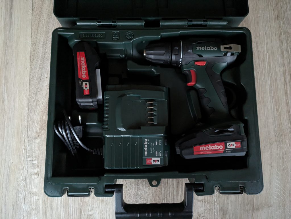 Koffer des Metabo BS 18 Akku-Bohrschraubers, geöffnet in der Nahansicht