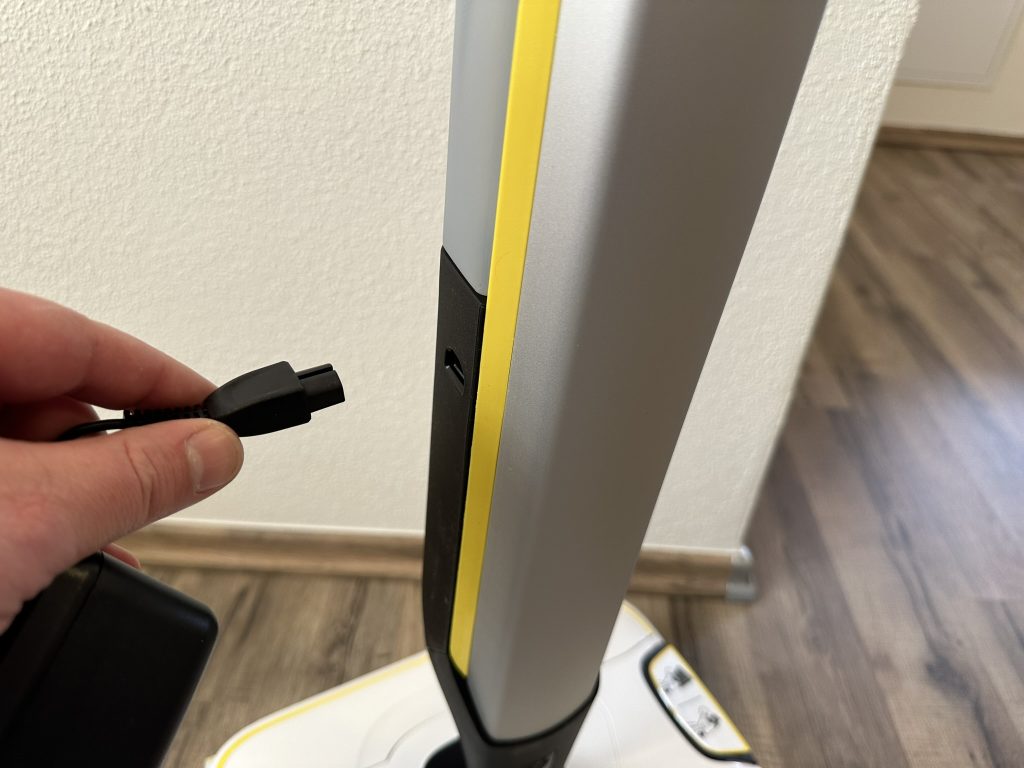 Ladeanschluss des Kärcher FC7 Cordless Extra Hartbodenreinigers