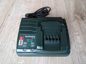 Ladegerät des Metabo BS 18 Akku-Bohrschraubers von oben