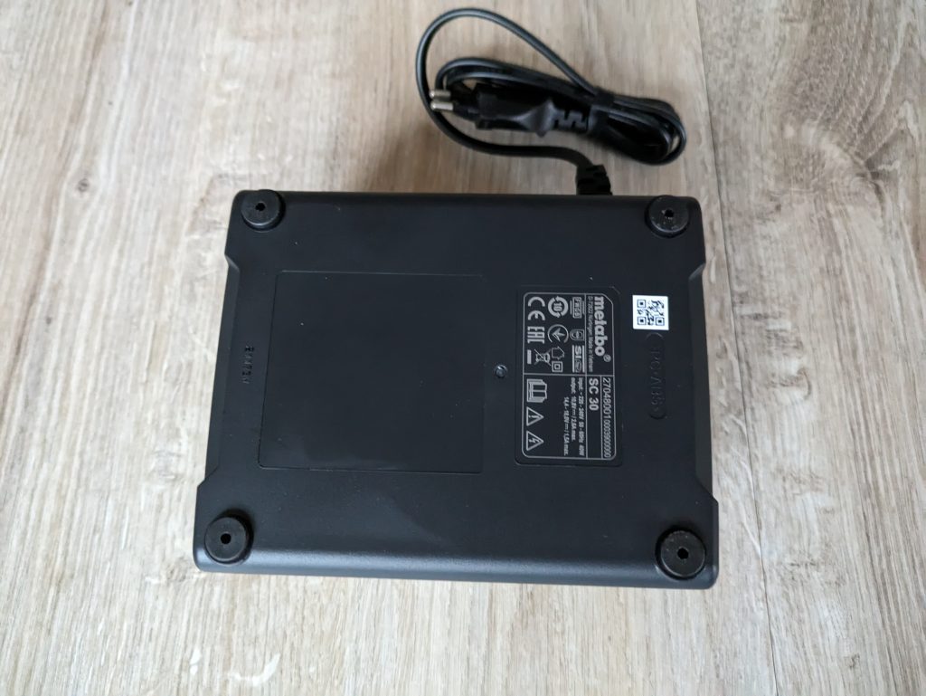 Ladegerät des Metabo BS 18 Akku-Bohrschraubers von unten