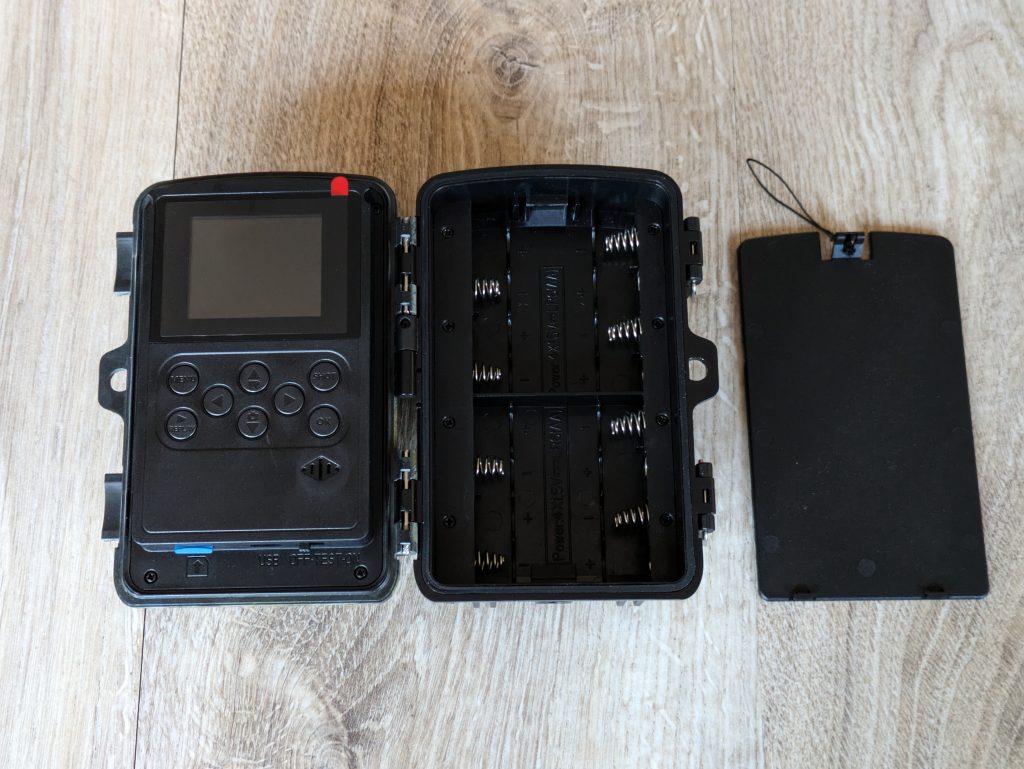 MAXDONE PH820 Wildkamera geöffnet mit Abdeckung des Batteriefachs