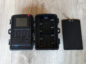 MAXDONE PH820 Wildkamera geöffnet mit Abdeckung des Batteriefachs