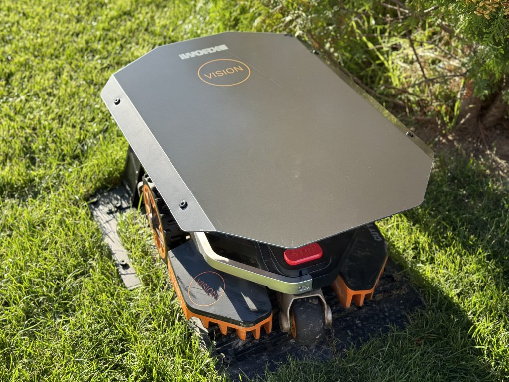 Mähroboter unter der WORX WA0821 Mährobotergarage seitlich von oben