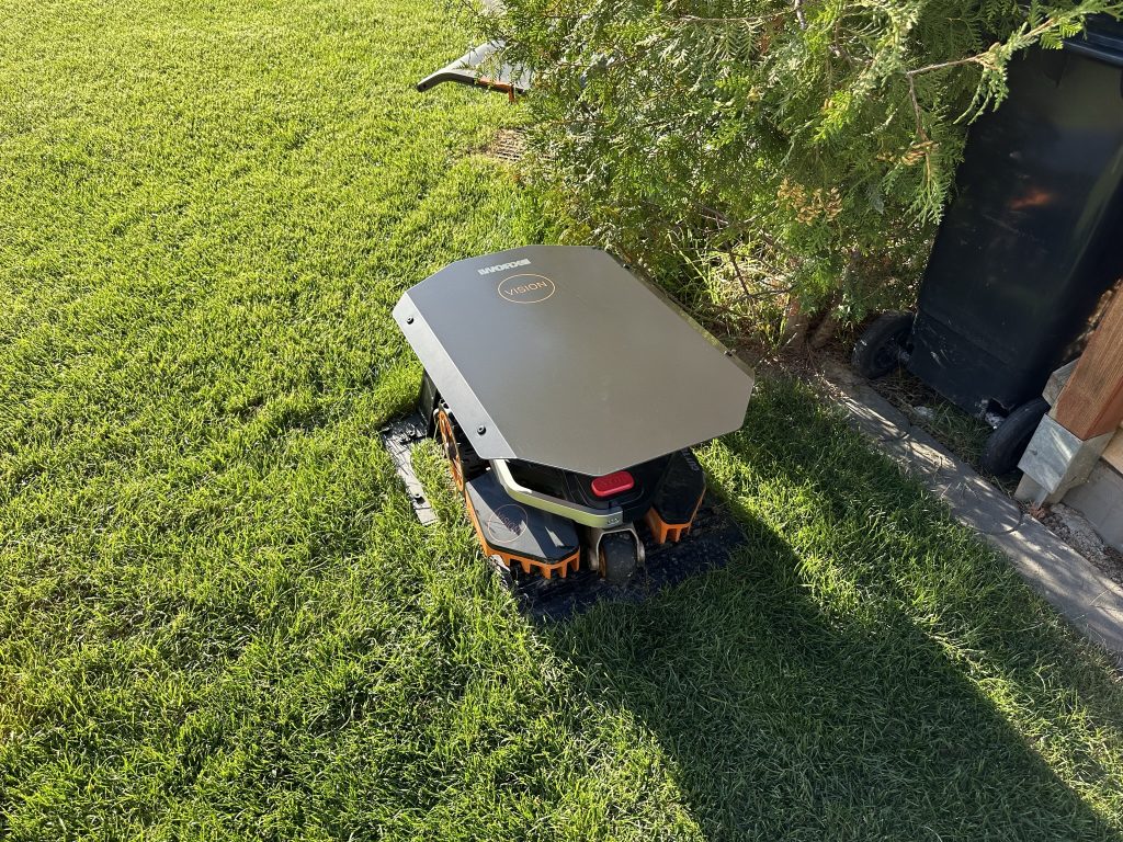 Mähroboter unter der WORX WA0821 Mährobotergarage seitlich von oben Fernansicht