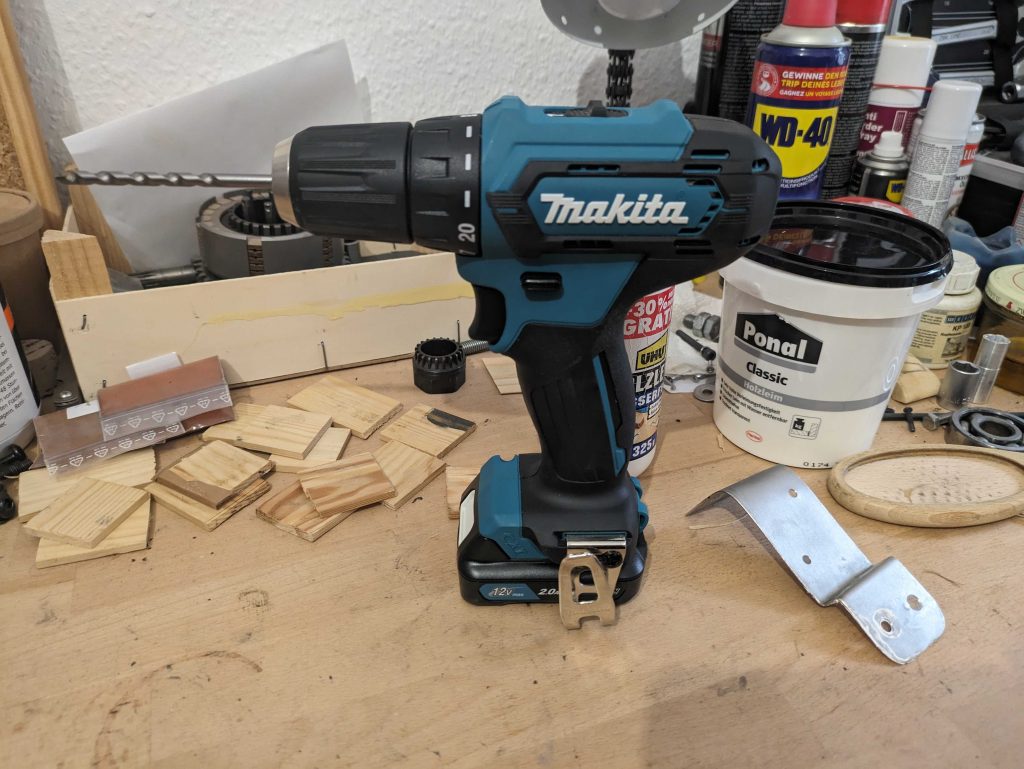 Makita DF333DSAE Akkuschrauber auf der Werkbank