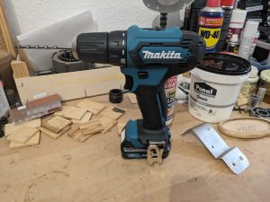 Makita DF333DSAE Akkuschrauber auf der Werkbank