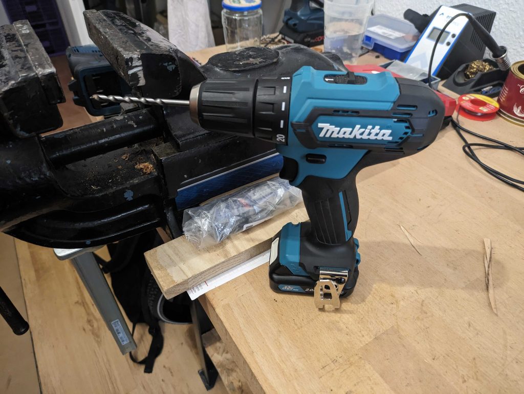 Makita DF333DSAE Akkuschrauber vor dem Schraubstock